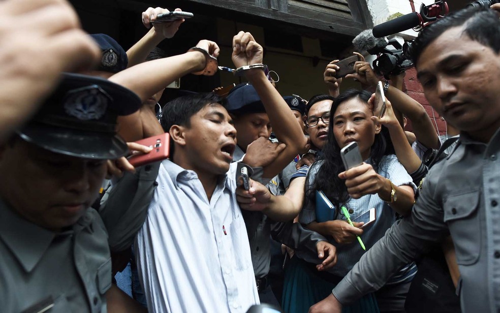 Jornalista Kyaw Soe Oo é escoltado pela polícia de Mianmar depois de ter sido condenado (Foto: Ye Aung Thu / AFP)