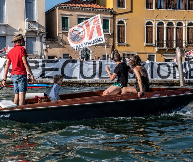 People on a boat demonstrating against big ships and cruise ships coming into Venice. At least 1500 people have been demonstrating in Venice, Italy, on June 13, 2020 asking a regulation against mass tourism in Venice. After the coronavirus emergency the t (Foto: NurPhoto via Getty Images)