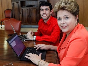 Em foto no Instagram, Dilma Rousseff posa para foto ao lado do humorista Jéferson Monteiro, do Dilma bolada (Foto: Reprodução/ Instagram Palácio do Planalto)