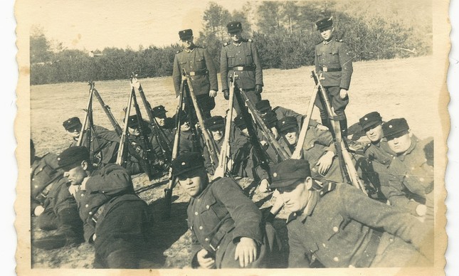 Soldados posam para foto com suas armas em Sobibor
