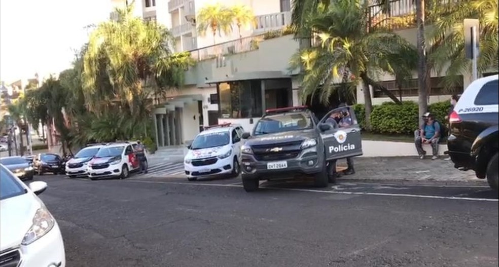 Pol&iacute;cia est&aacute; no edif&iacute;cio em que fam&iacute;lias foram roubadas em Rio Preto &mdash; Foto: Soraya Lauand/TV TEM