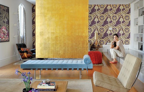 A sala deste apartamento decorado por Marcelo Rosenbaum tem um painel de destaque folheado de ouro por João Migotto. Ele esconde fios de aparelhos eletrônicos