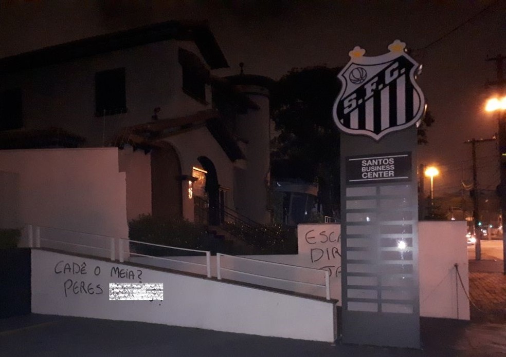 Subsede do Santos em SÃ£o Paulo foi pichada na noite de domingo (Foto: ReproduÃ§Ã£o)