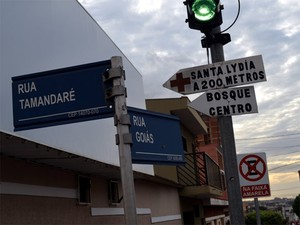 Placas feitas por aposentado orientam sobre nomes de ruas, além de localização de hospitais (Foto: Rodolfo Tiengo/G1)