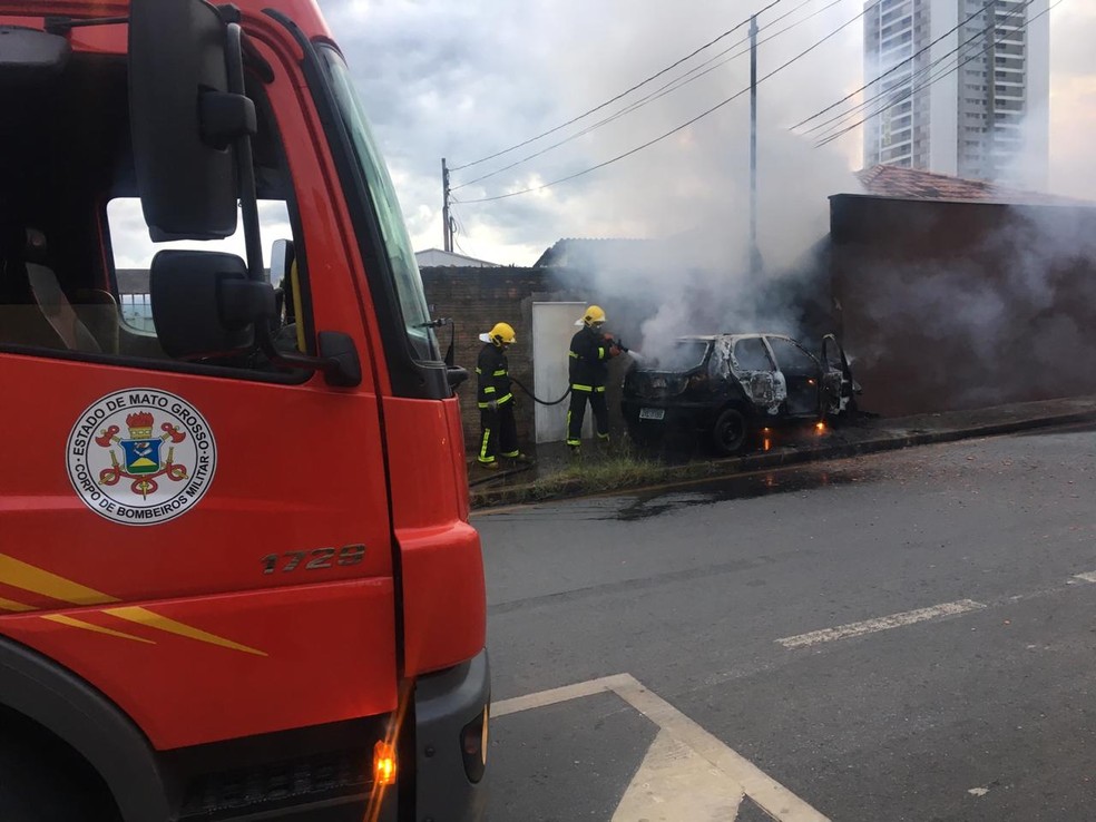 Segundo os bombeiros, o motorista teve apenas ferimentos leves — Foto: Corpo de Bombeiros/Divulgação