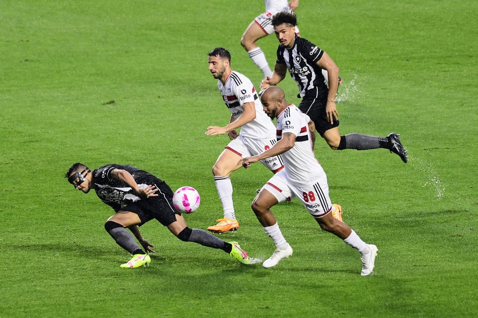 Atuações do São Paulo: Léo faz pênalti no fim em tarde ruim do time no Morumbi