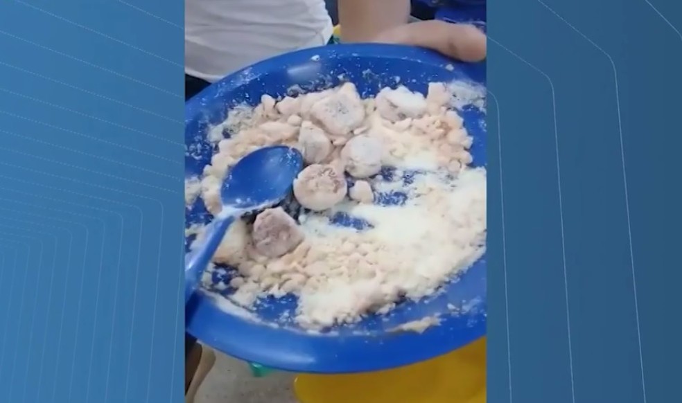 Salsicha com farinha Ã© servida a alunos como merenda em escola de CamaÃ§ari, na BA (Foto: ReproduÃ§Ã£o/TV Bahia)