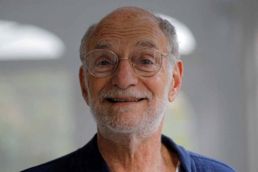 Michael Rosbash, vencedor do prêmio nobel em medicina, posa para foto em sua casa em Newton, nos EUA (Foto: Brian Snyder/Reuters)