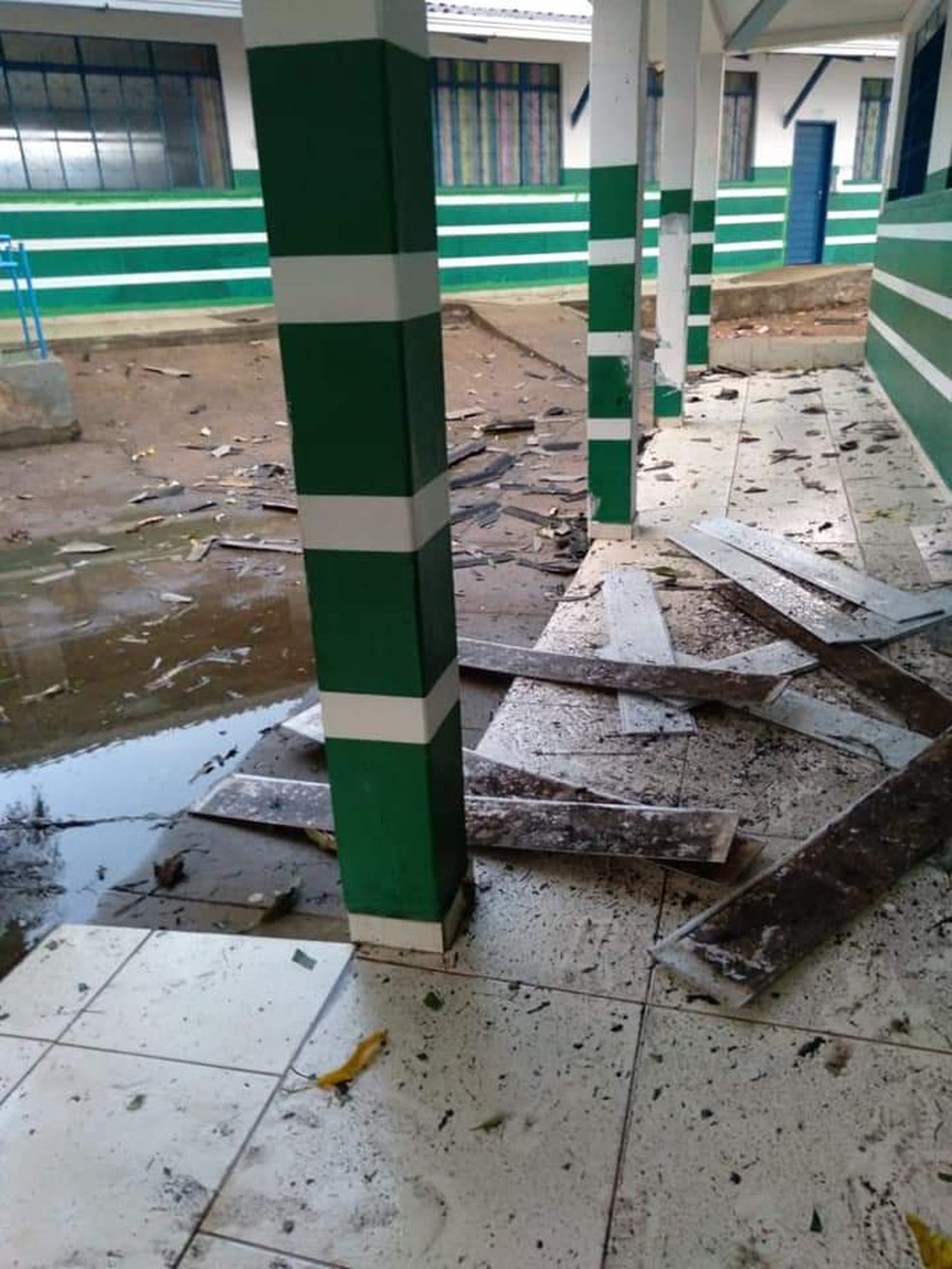 Corredores da Escola Municipal Chapeuzinho Vermelho que foi destelhada após forte ventania em Ariquemes — Foto: Franciele do Vale/Rede Amazônica