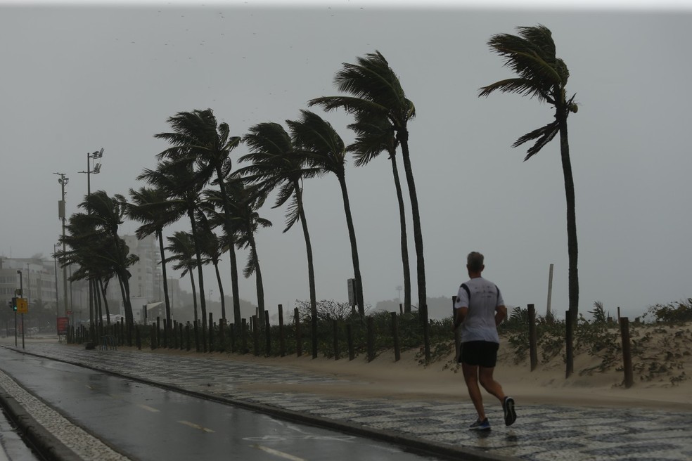 Cidade do Rio tem registros de ventos fortes no início da manhã desta sexta-feira, reflexo da chegada de frente fria — Foto: Fabiano Rocha / Agência O Globo