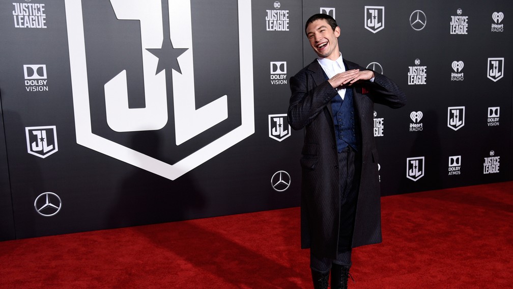 Ezra Miller, o The Flash nos cinemas, na pré-estreia de 'Liga da Justiça' em Los Angeles (Foto: Chris Pizzello/Invision/AP)