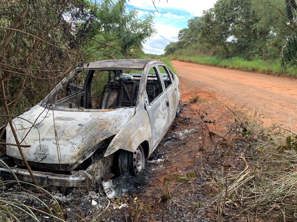 Carro utilizado pelos suspeitos foi encontrado incendiado a 20 km do local do crime — Foto: Polícia Militar/ Divulgação