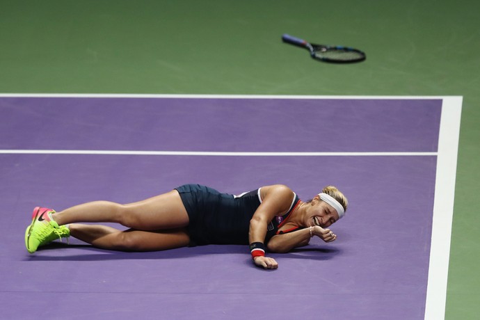 Dominika Cibulkova comemora vitória sobre Svetlana Kuznetsova na semifinal do WTA Finals (Foto:  Julian Finney/Getty Images)