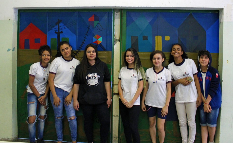 Amanda dos Santos, 15, Keysi dos Santos, 15, Ytauana Priscila, 14, Jhenifer Veras, 15, Danubia Pereira, 15, Elaine Dina, 15, e Pedro Figueira, 13, sÃ£o 7 dos 12 alunos que fazem parte do projeto de pintura. â Foto: Vitor Muniz/G1