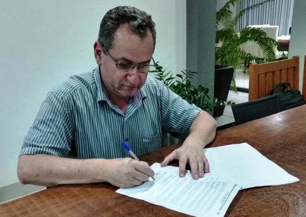 Prefeito Asiel Bezerra assinou o decreto na noite de sexta-feira (20) — Foto: Prefeitura de Alta Floresta