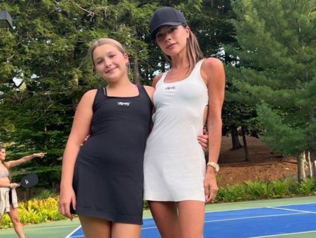 Victoria Beckham combina look com a filha Harper durante viagem em família  (Foto: Reprodução/ Instagram)