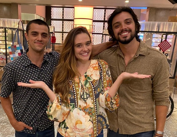 Felipe Simas, Juliana Paiva e Rodrigo Simas formam novo triângulo amoroso em Salve-se quem puder (Foto: Danilo Togo/Globo)