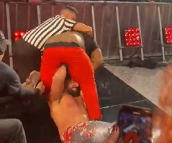 O astro de luta livre Seth Rollins sendo atacado por um fã (Foto: Twitter)