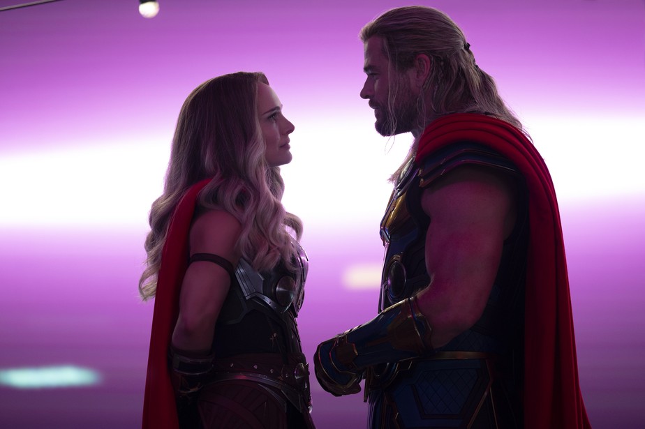 Natalie Portman e Chris Hemsworth em 'Thor: Amor e trovão'