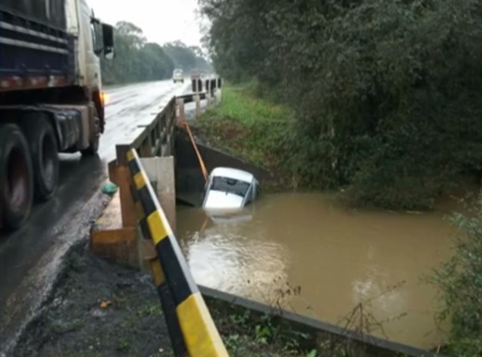 Carro cai em rio, e trÃªs pessoas morrem afogadas, na BR-476 â€” Foto: ReproduÃ§Ã£o/RPC