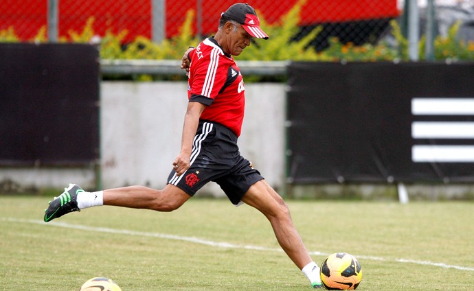 Feliz com apoio de Wallim, Jayme evita falar de permanência em 2014