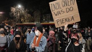 "Nós vamos te trazer para o inferno", diz cartaz de manifestantes que protestam contra decisão do máximo tribunal polonêsvia REUTERS