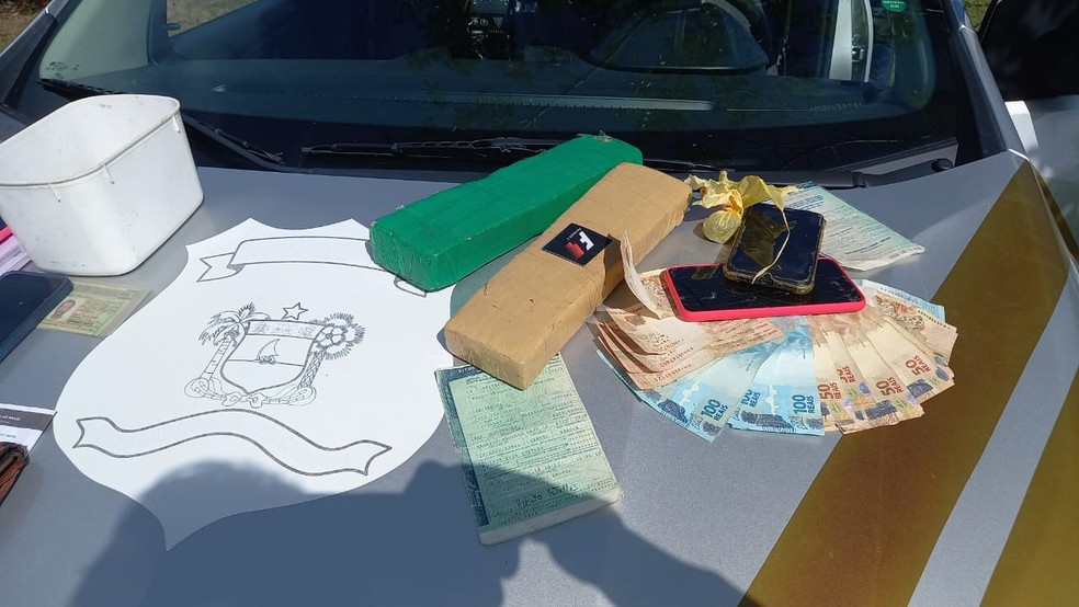 Drogas e dinheiro foram apreendidos por policiais penais no RN &mdash; Foto: Cedida