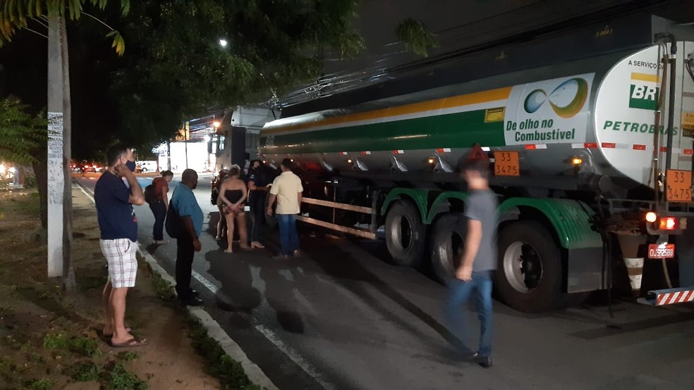 Homem morreu atropelado por caminhão-tanque na avenida Alexandrino de Alencar, em Natal (RN) — Foto: Sérgio Henrique Santos/Inter TV Cabugi