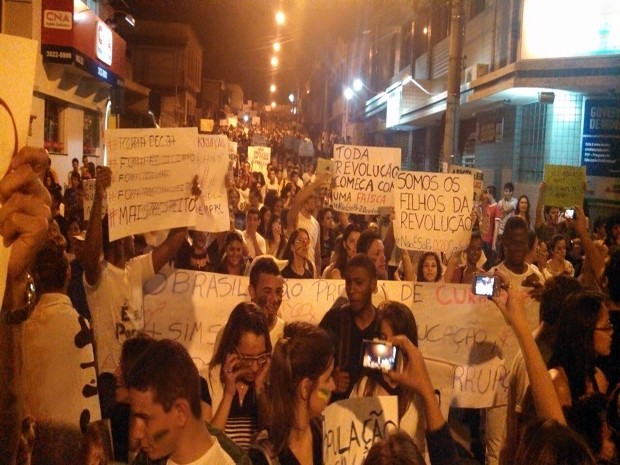 Cerca de 8 mil pessoas se reúnem em manifesto em Lavras (Foto: Cláudia Martins / EPTV)