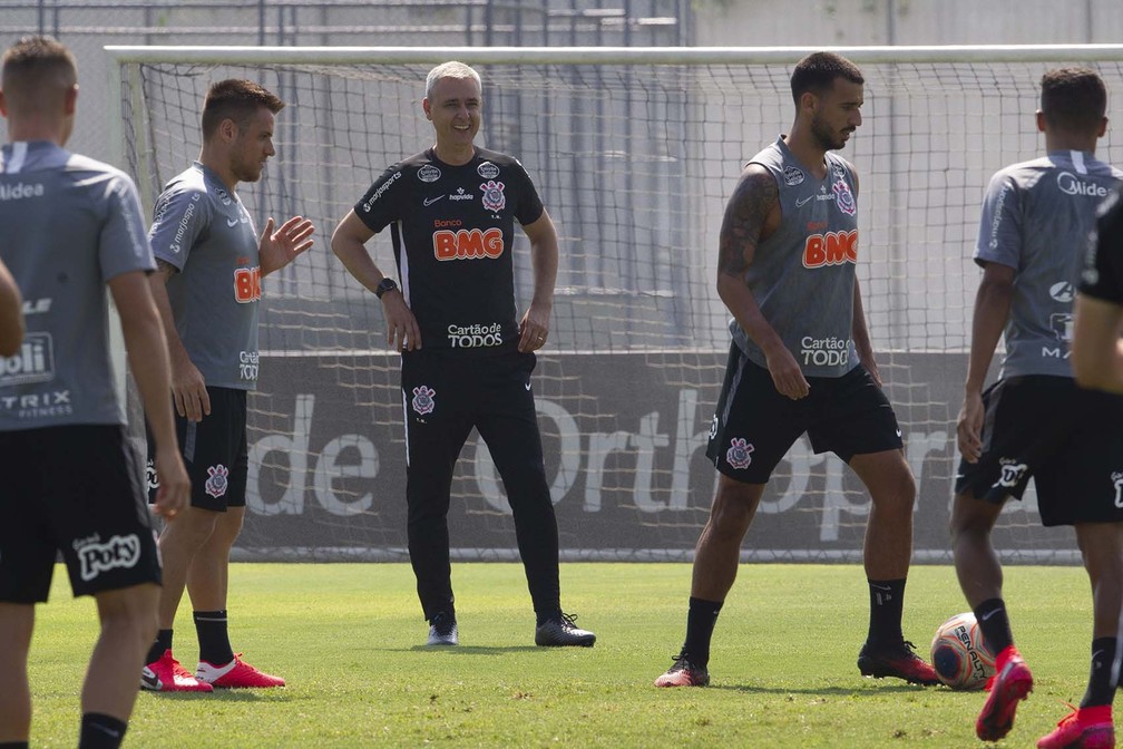 Técnico Tiago Nunes comandando treino do Corinthians — Foto: Daniel Augusto Jr/Ag.Corinthians