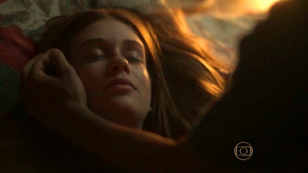 Jonatas (Felipe Simas) admira Eliza (Marina Ruy Barbosa) dormindo em 'Totalmente Demais' — Foto: Globo