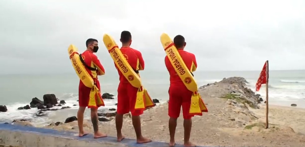 Corpo de Bombeiros retoma buscas por adolescente que desapareceu enquanto surfava em Natal — Foto: Reprodução/Inter TV Cabugi
