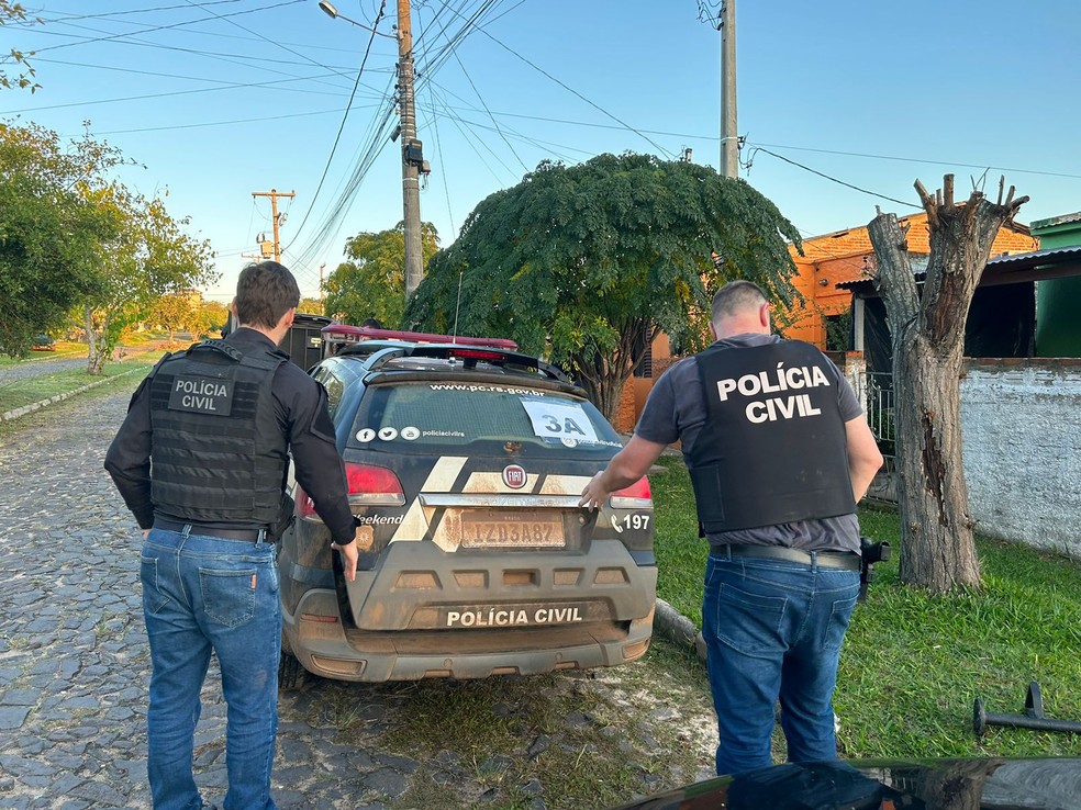 Foram presas 26 pessoas durante operação contra o tráfico de drogas em Rosário do Sul, Santa Maria, Uruguaiana e Caxias do Sul — Foto: Greici Siezemel/RBS TV