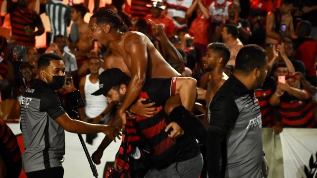 Presidente do Moto Club, Yglésio Moyses, em comemoração com jogadores e torcida rubro-negra