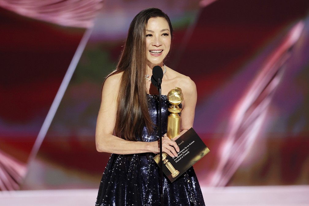 Michelle Yeoh agradece o prêmio de melhor atriz em comédia ou musical por 'Tudo em todo lugar ao mesmo tempo' no Globo de Ouro 2023 — Foto: Rich Polk/NBC via AP