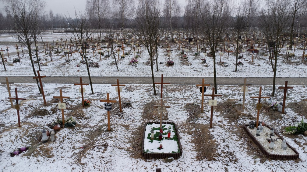 Novas sepulturas em cemitério em Antoninow, na Polônia, em meio à pandemia do novo coronavírus (Covid-19) em 11 de janeiro de 2022 — Foto: Kacper Pempel/Reuters