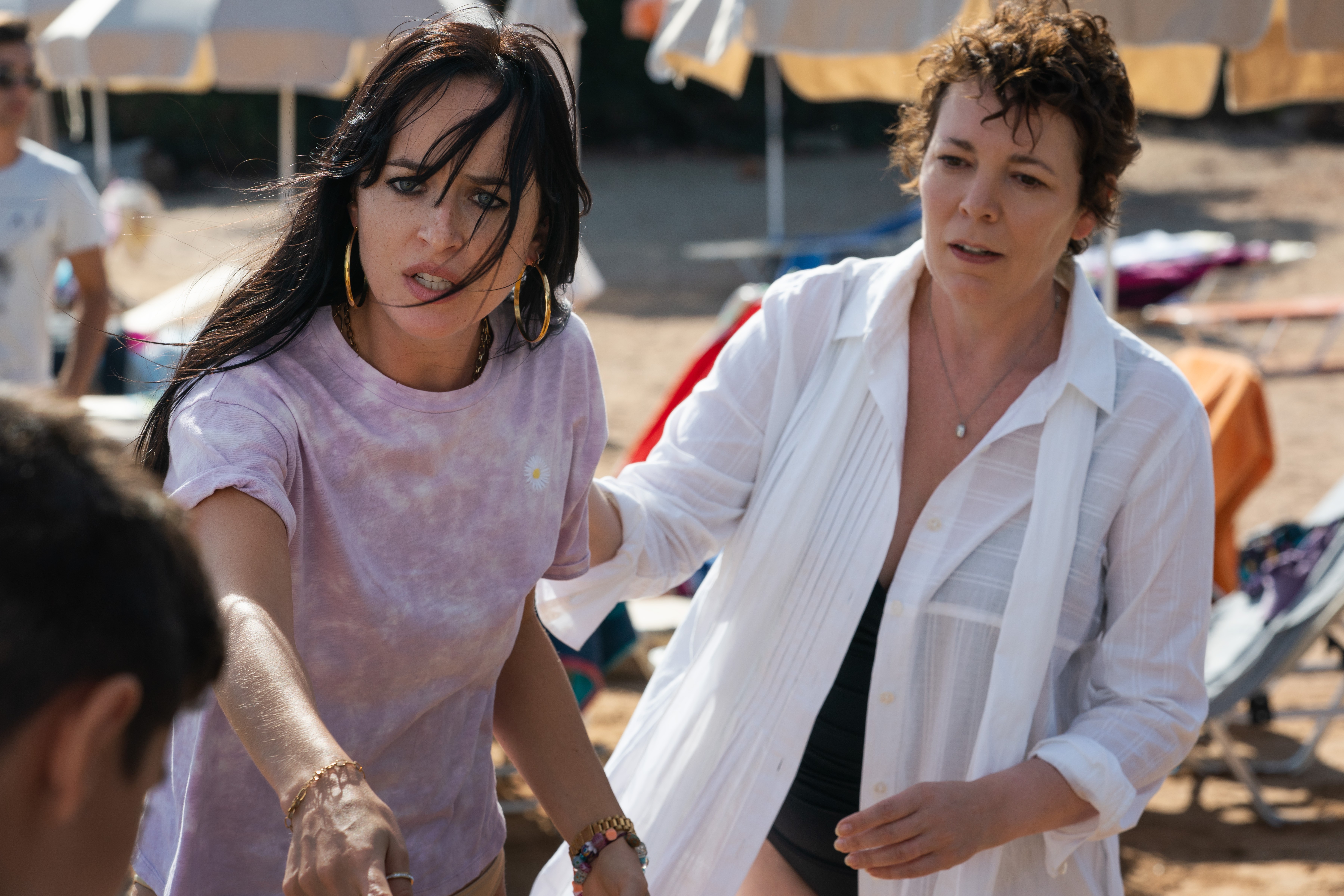 Dakota Johnson como Nina e Olivia Colman como LEDA (Foto: Netflix / Divulgação)
