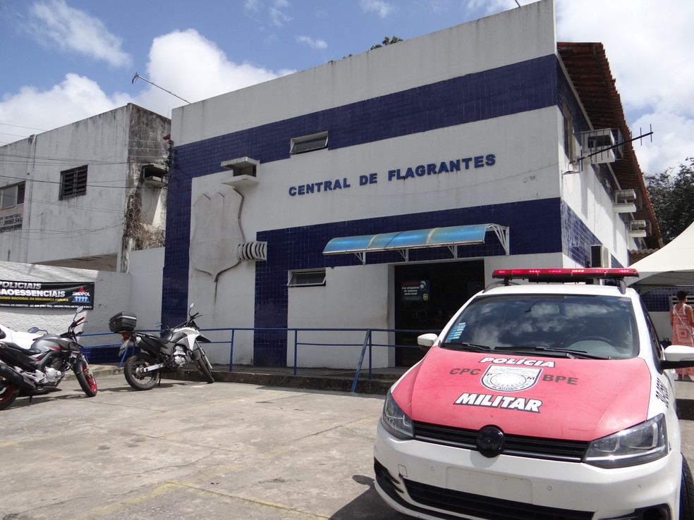 Suspeito de matar o cão foi levado para Central de Flagrantes, em Maceió — Foto: Ana Clara Pontes/G1