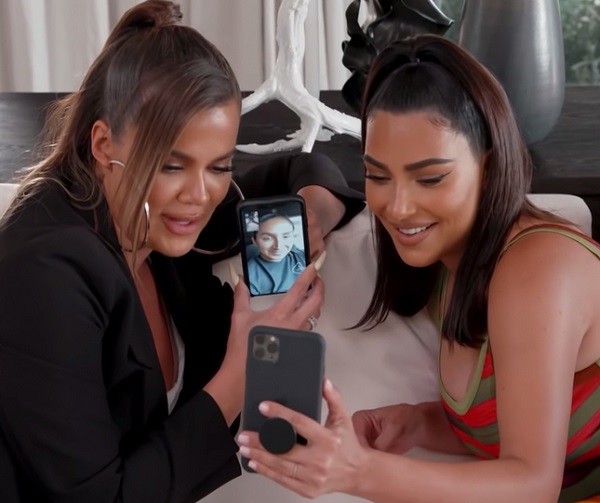 Kim Kardashian e Khloé Kardashian interrogando amigos para descobrir a autoria de perfil fake de North West (Foto: Reprodução)