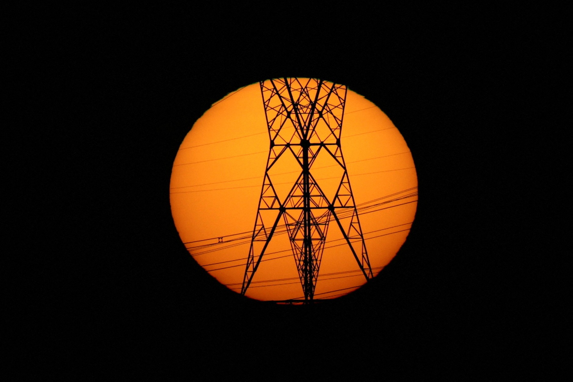 Torres de transmissão de energia elétrica durante o pôr-do-sol em Brasília (DF) (Foto: REUTERS/Ueslei Marcelino)