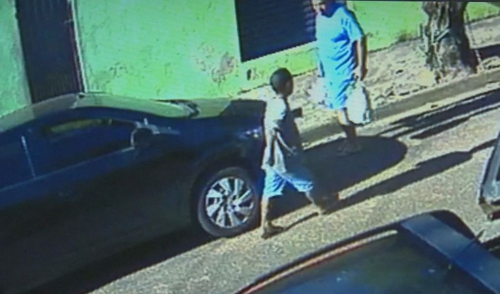 CÃ¢mera de seguranÃ§a registrou o irmÃ£o procurando por menina que teria sido abusada pelo prefeito de Bariri  (Foto: ReproduÃ§Ã£o/Circuito de SeguranÃ§a )