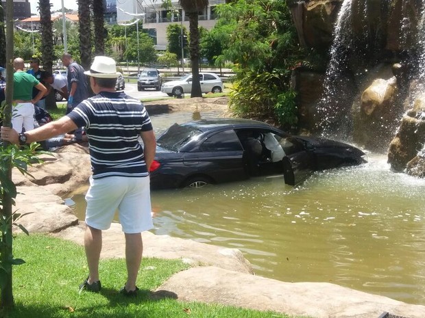 Motorista perdeu controle da direção após sofrer infarto e só parou dentro de fonte (Foto: Xororó Motoboy/Arquivo pessoal)