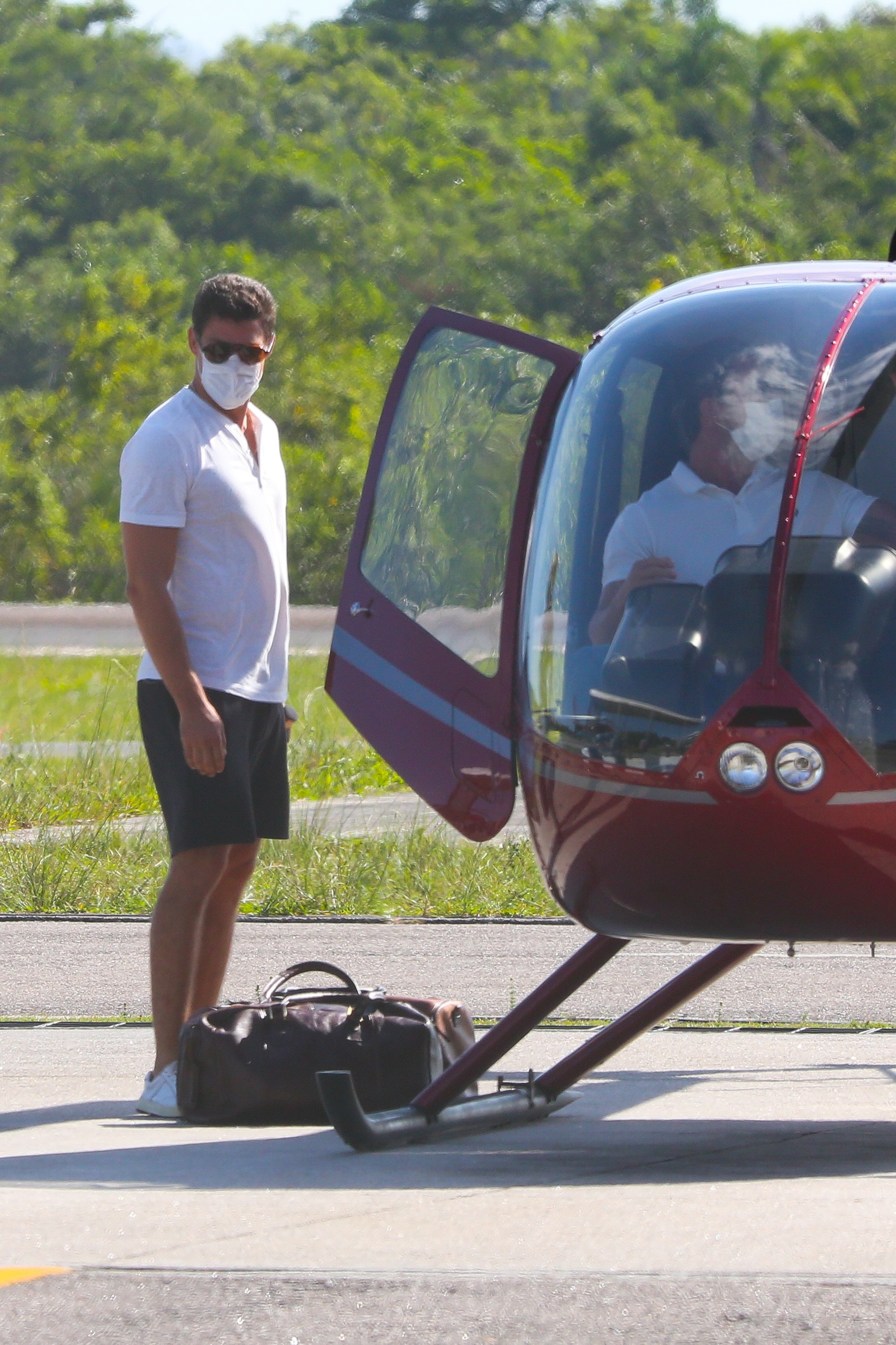 Cauã Reymond e Mariana Goldfarb alugam helicóptero (Foto: Dilson Silva/AgNews)