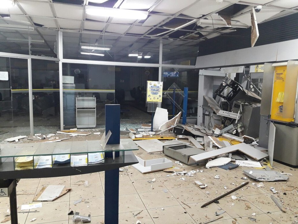 Testemunhas disseram que 10 pessoas praticaram o assalto no banco de Arenpolis (Foto: Polcia Militar de MT)