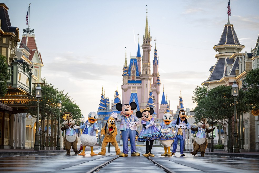 Mickey, Minnie e outros personagens com a roupa especial, desenhada para a festa de 50 anos do Walt Disney World, na Flórida — Foto: Divulgação