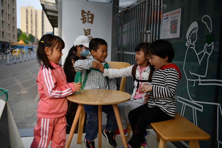 Crianças chinesas brincando em Pequim