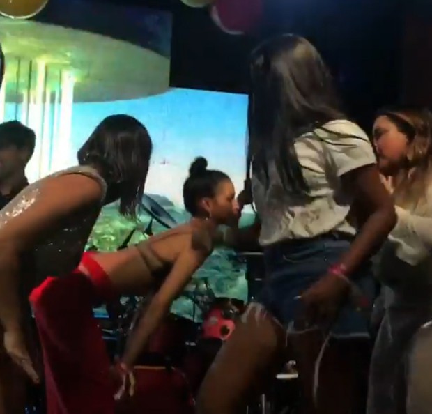 Bruna Marquezine dançando em cima de palco (Foto: Reprodução/Instagram)