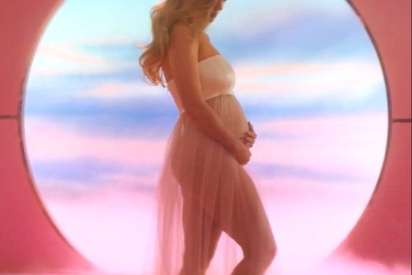 A cantora Katy Perry grávida no clipe de Never Worn White (Foto: Reprodução)