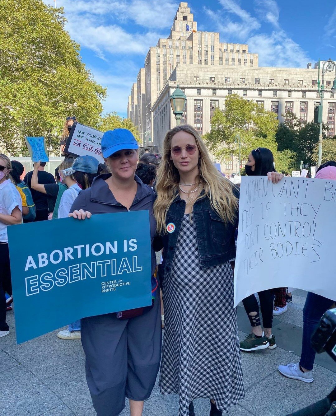 A comediante Amy Schumer e a atriz Jennifer Lawrence na marca a favor do aborto em Washington  (Foto: Reprodução / Instagram )