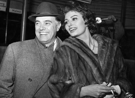 Em 1957, dois homens se declararam para ela: o ator americano Cary Grant e o produtor de cinema italiano Carlo Punti. Ela escolheu o segundo, e permaneceu casada por 50 anos com Punti. 